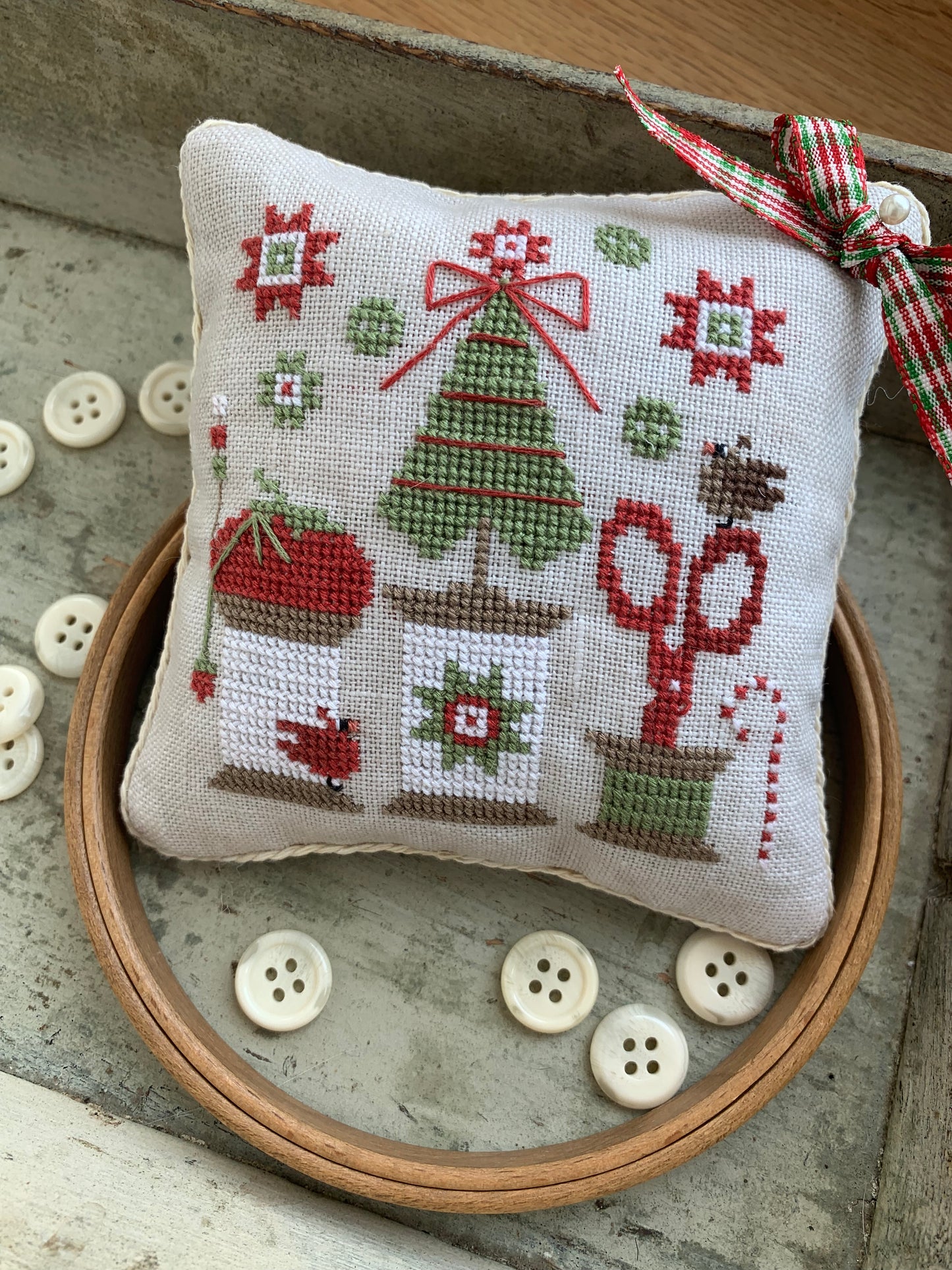 Stitches by Ethel - Christmas Spools Pinkeep [PRE-ORDER - SHIPS EARLY SEPTEMBER]
